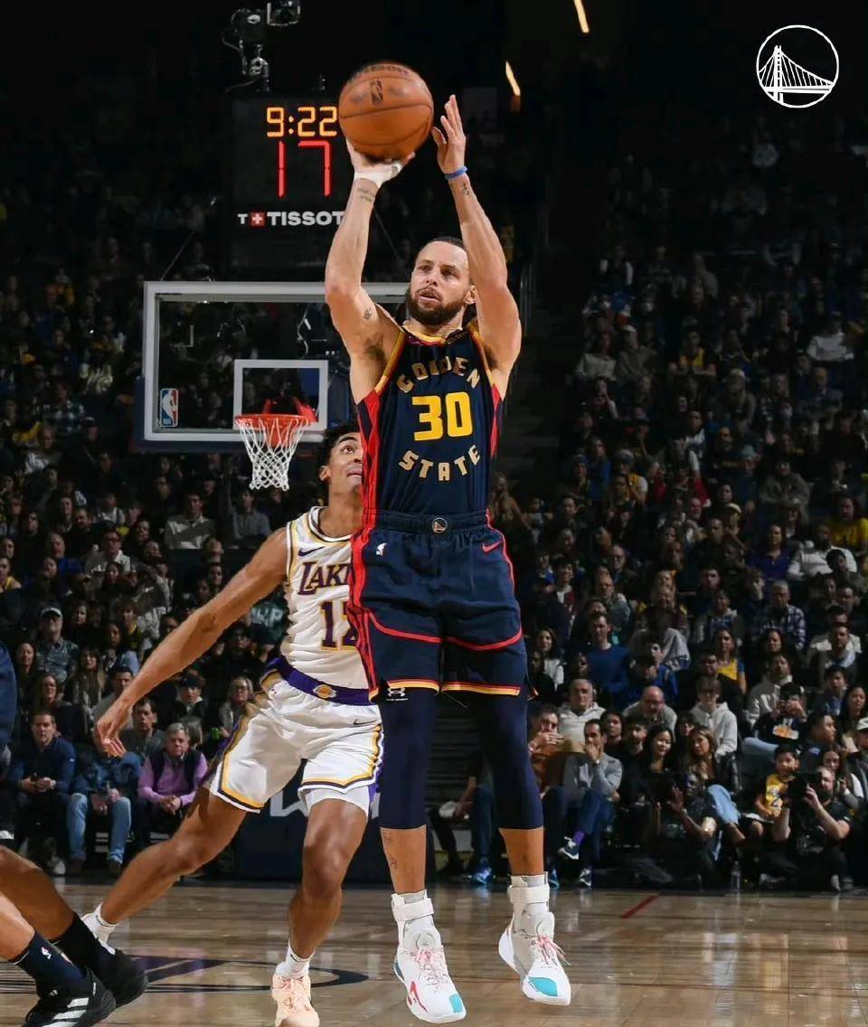 关于反败为胜引发热议！，库里在湖人比赛中领先优势明显观众掌声雷动的信息-J9